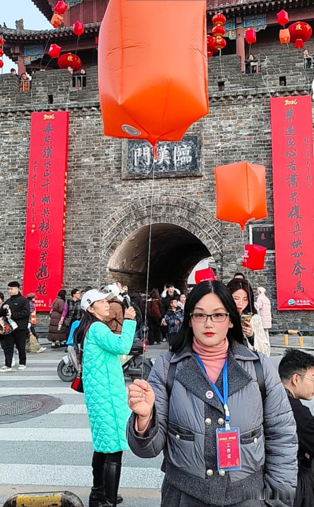 贴春联，贴福字，你家还在继续贴吗？今天大年三十，按往年惯例，我把春联和福字贴上