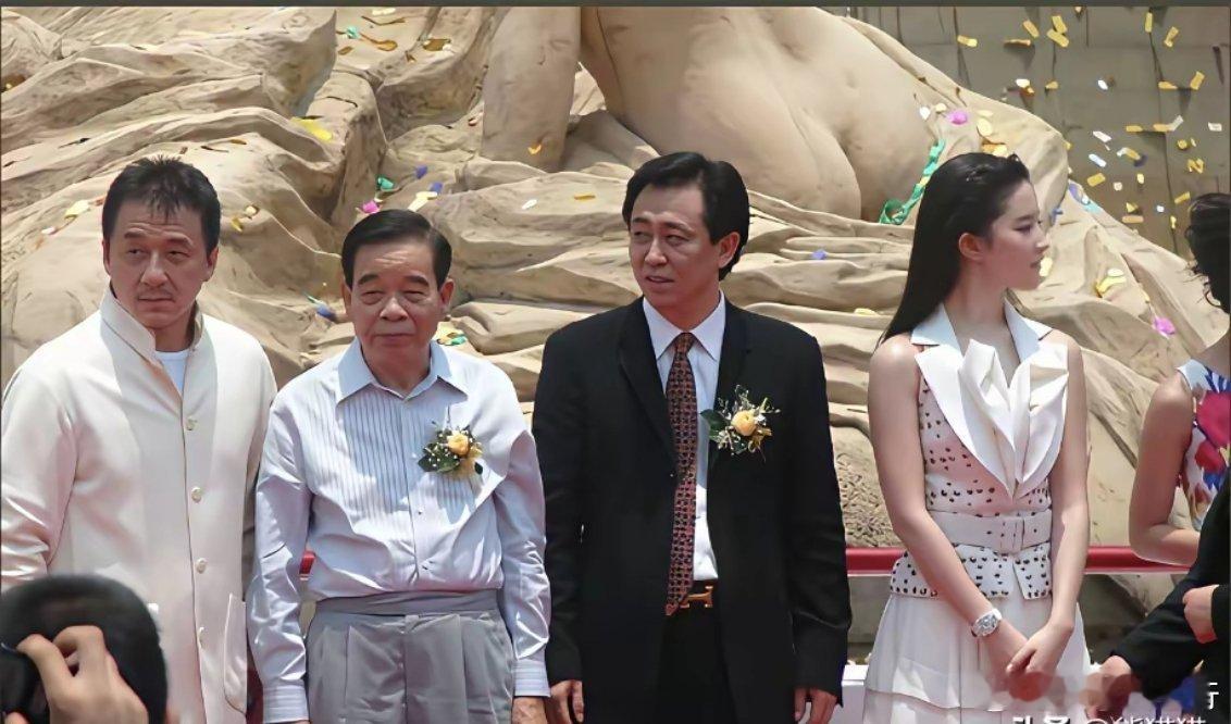 成龙:对，那时候我看起来还很年轻