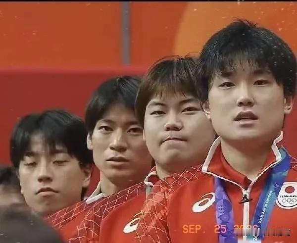真是越来越看不懂张本智和了。在亚运会3:2战胜国乒后，除了表达获胜的喜悦外，还做
