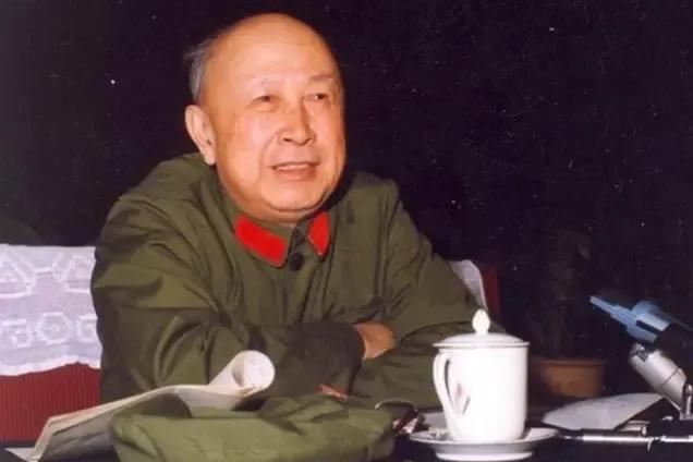 1956年，一位北大数学系的副教授，毕恭毕敬站在钱学森办公桌前请教问题，站了十几