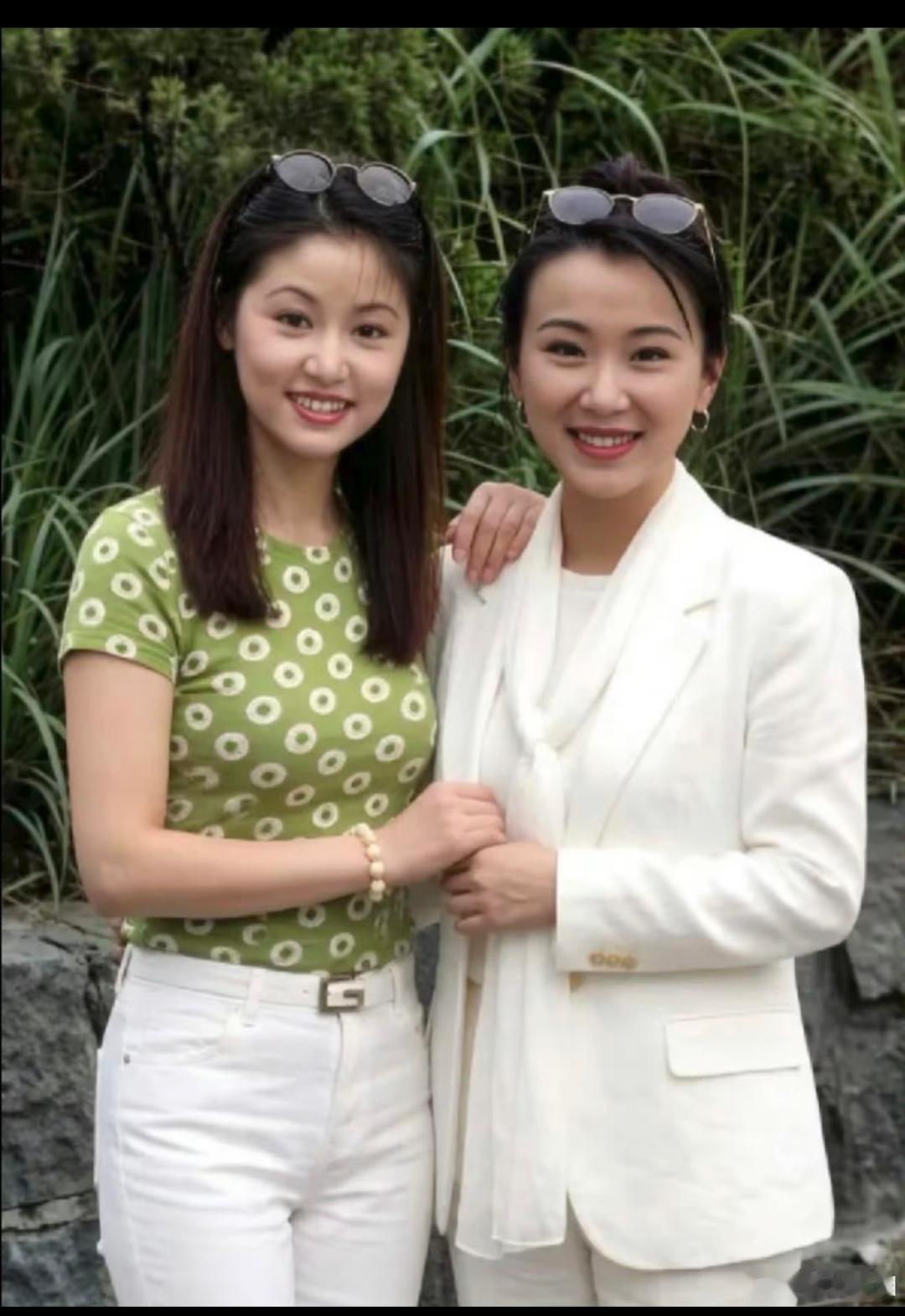 一直以为林心如是个大脸盘子，真没想到她跟台湾第一美女站在一起，竟一点都不输！而