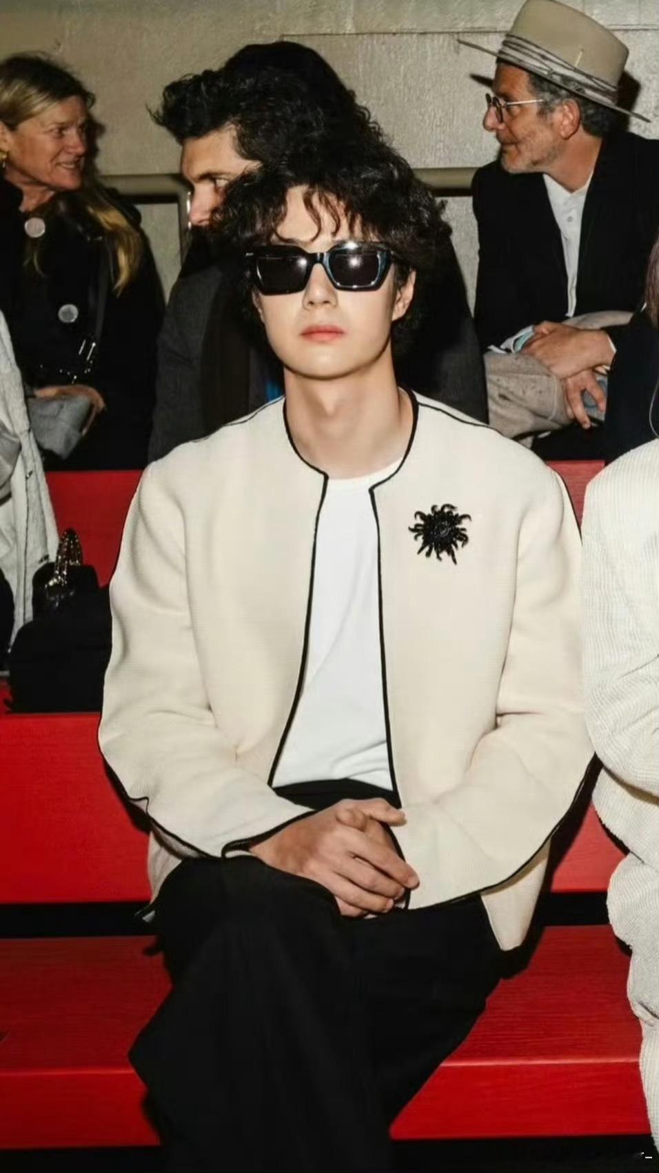 卧槽王一博这张好权威啊啊啊啊真贵族少爷王一博追星运香奈儿大秀