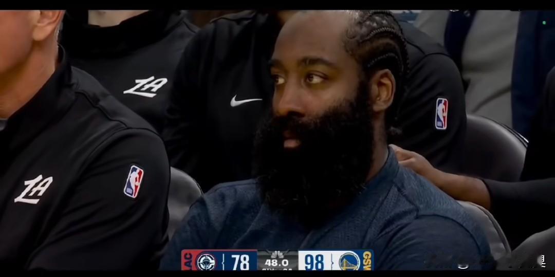 勇士背靠背98-79大胜快船。快船队在第三节初曾领先4分，但之后局势彻底失控—