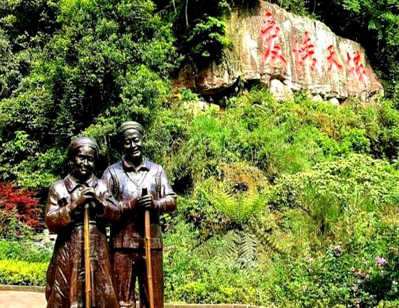 一个男人，凿了6000级台阶，只为爱人出行方便些。这听起来像童话，但却是真事。5