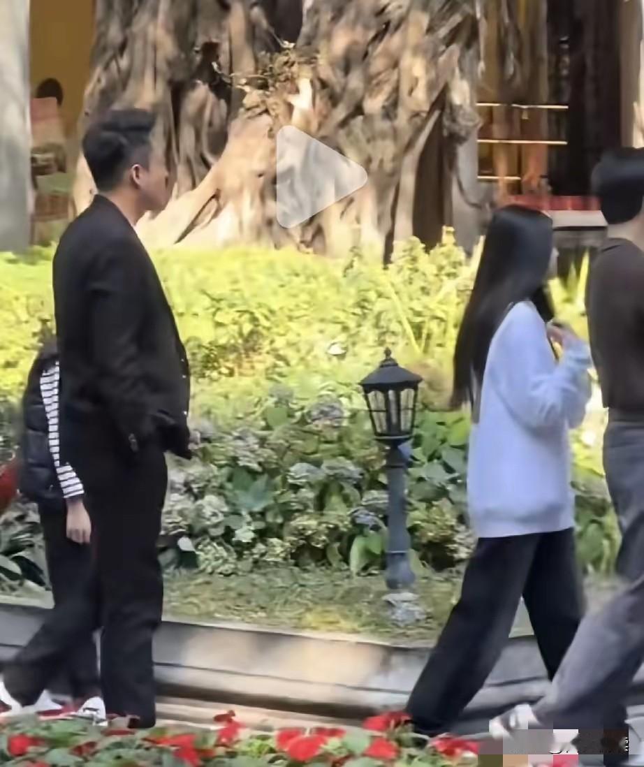 有个事想想大家不觉得奇怪么大S走了她的一双儿女很伤心但有亲爸照顾着情绪