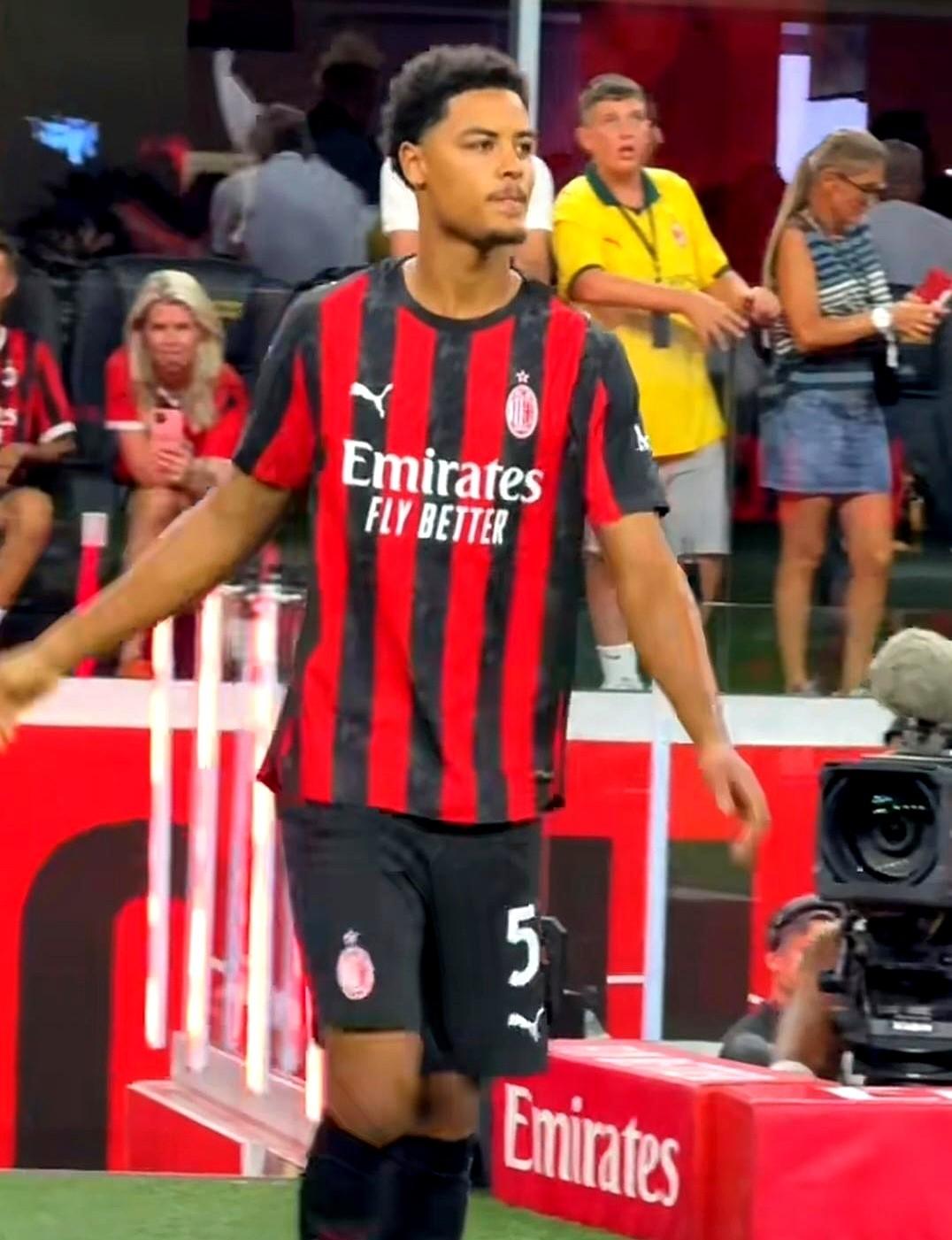 米兰新中卫这水平，真是让人捏把汗。2025年意大利超级杯半决赛，德温特替补加