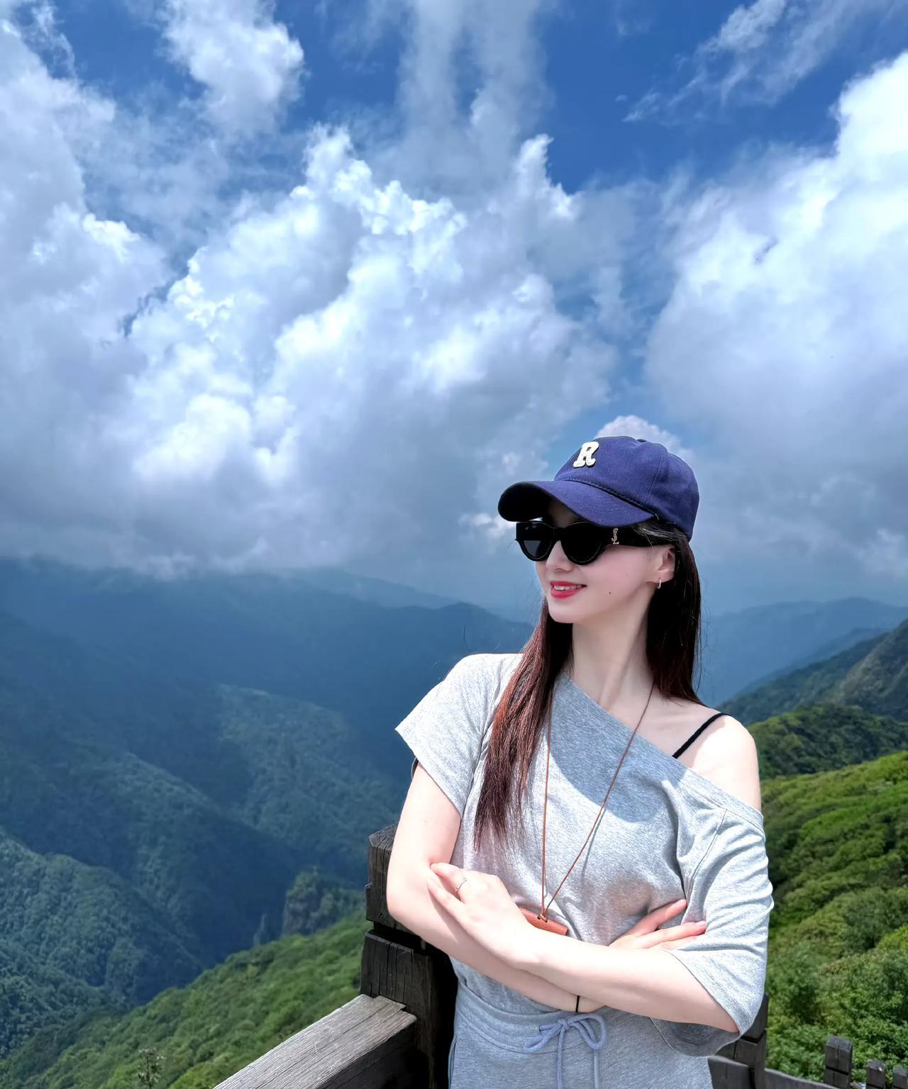 登梵净山，入目皆是景。山峦在云雾中若隐若现，石阶蜿蜒而上，仿若通往仙境。一路攀登