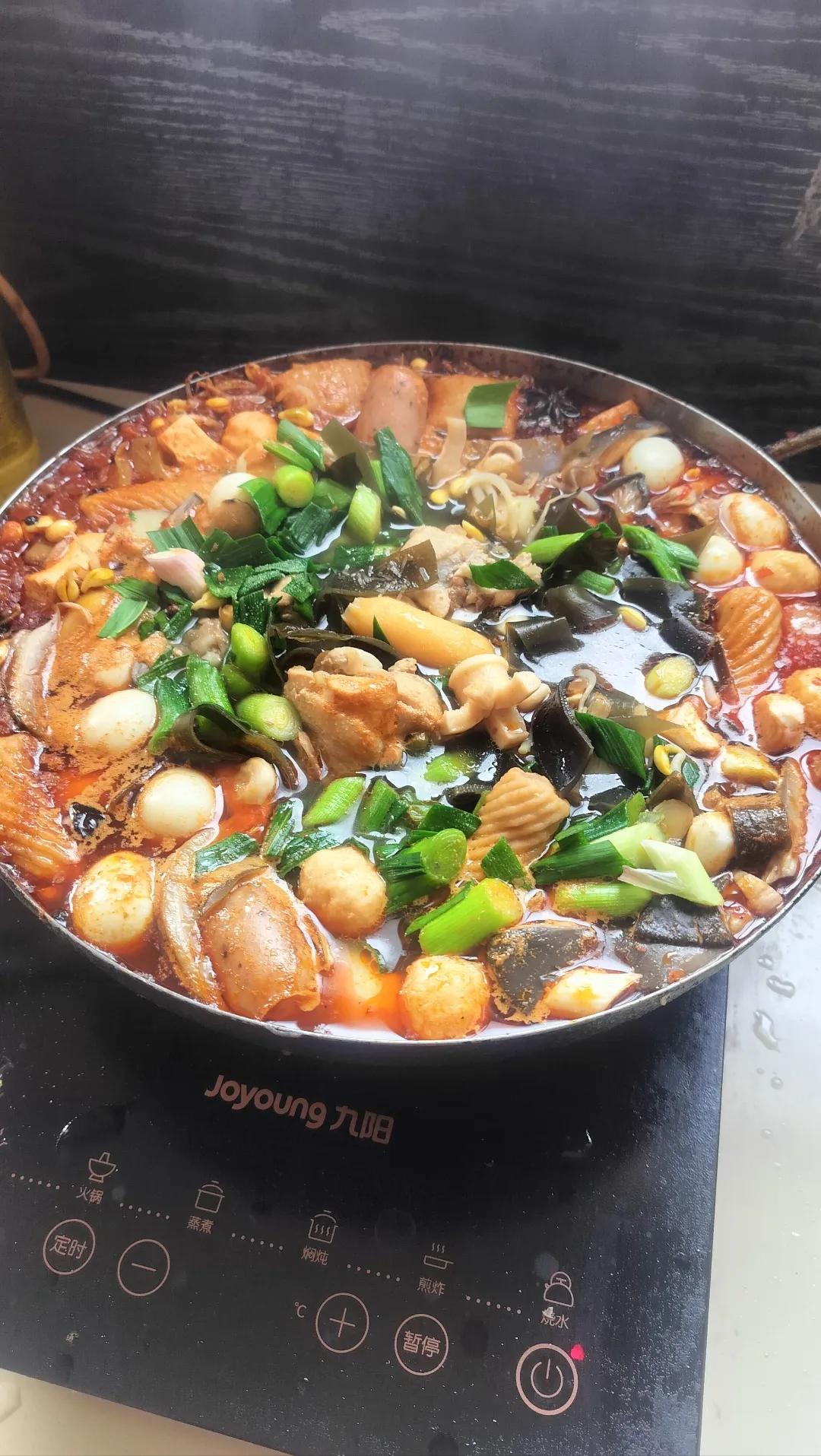 今天星期天，闺女儿子儿媳妇都在家，想吃火锅，我就整了个“大乱炖火锅”，往九阳灶上