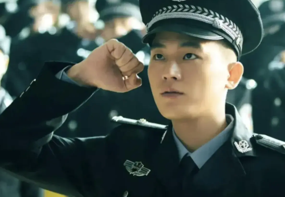 看了几集电视剧《刑警的日子》，发现如今的影视编导在拍刑侦剧时都有一个固定套路，那