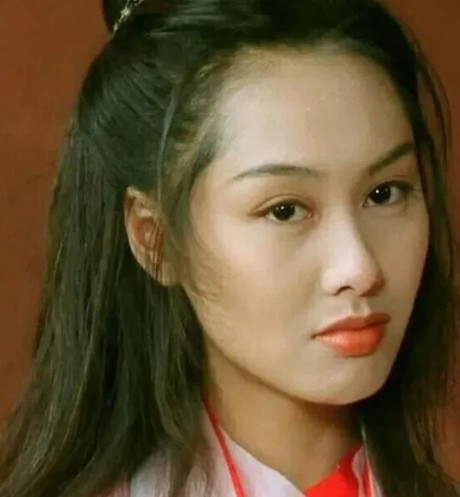 1999年，黄贯中告白成功后，就跟朱茵说：“亲爱的，我们搬到一起住吧。”朱茵却说