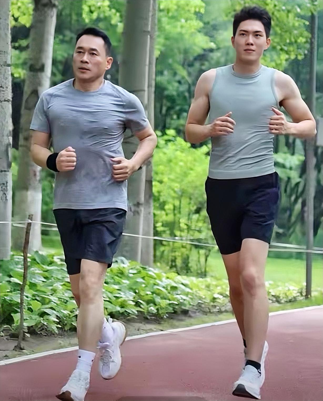 丁海峰和儿子一起在公园晨跑。儿子丁一丁身高一米九三，是北体学霸，还掌握中英韩法意