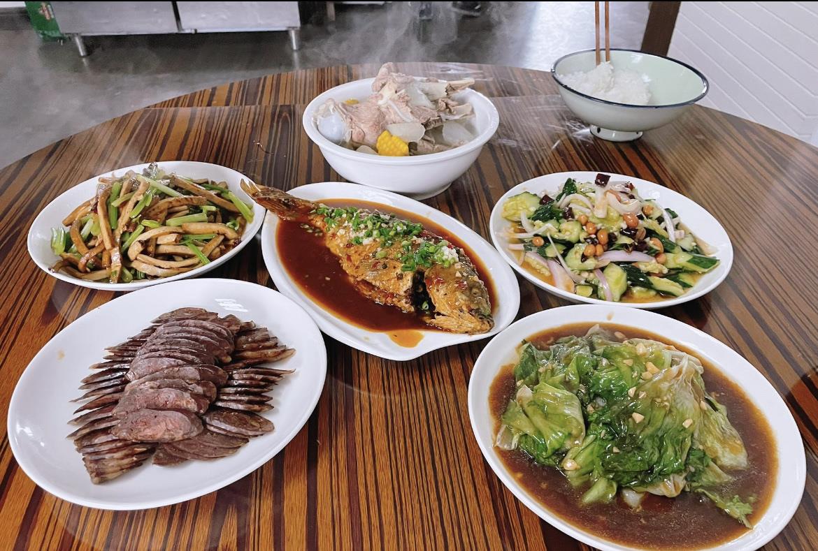 我妈最近找了一个给公司做午饭的工作，一个月2500，周一到周六上午10:00~1