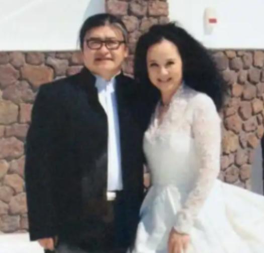 1987年，刘欢对主持人卢璐一见钟情，相识短短九天便决定结婚。岂料去民政局登记时
