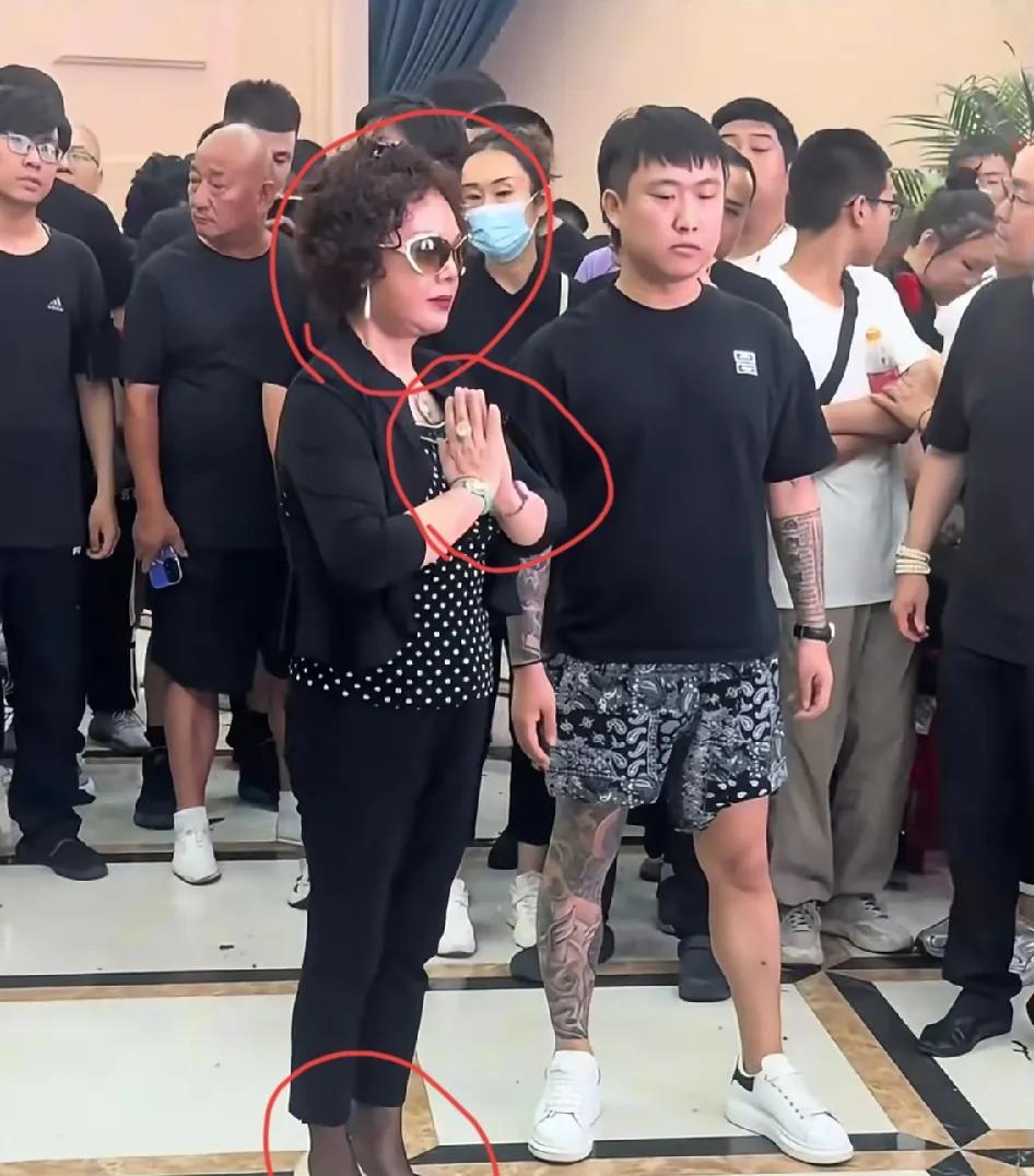 不看不知道，一看震惊到！原来老五婶儿梦真的实力这么大！单看她在老爷子告别式上