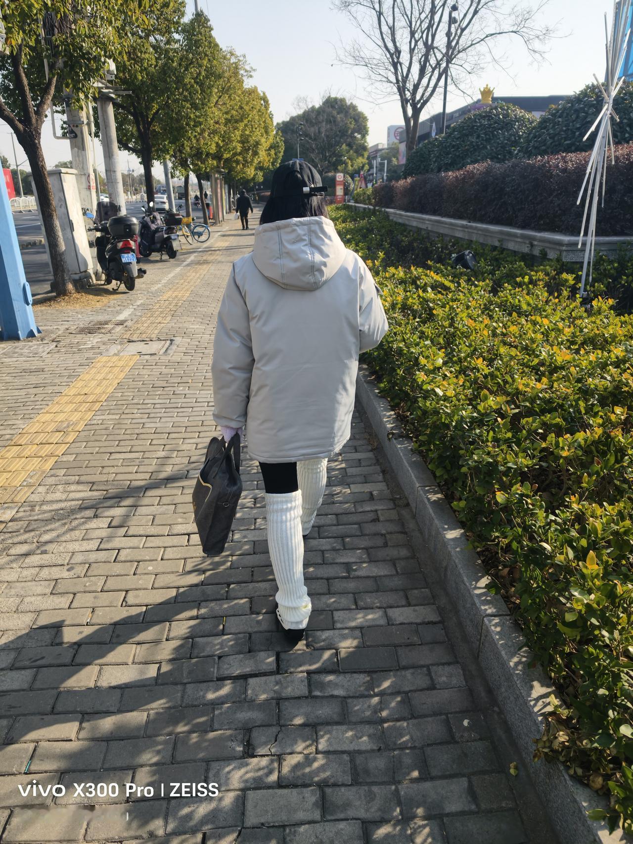 闺蜜的袜子是一绝[大笑]今天天气超级好，和闺蜜一起出去走走，我发觉闺蜜这个袜子