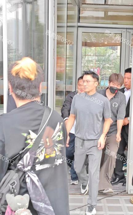 谢霆锋本人没传闻里那般帅气年轻，个头偏低身板单薄，头顶毛发稀松能瞅见皮。在北