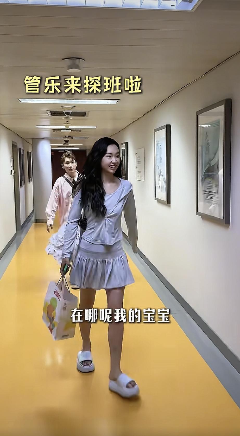 8月14日，董璇晒出管乐探班小酒窝的视频，这才发现两个人长得好像，感情很好，就像