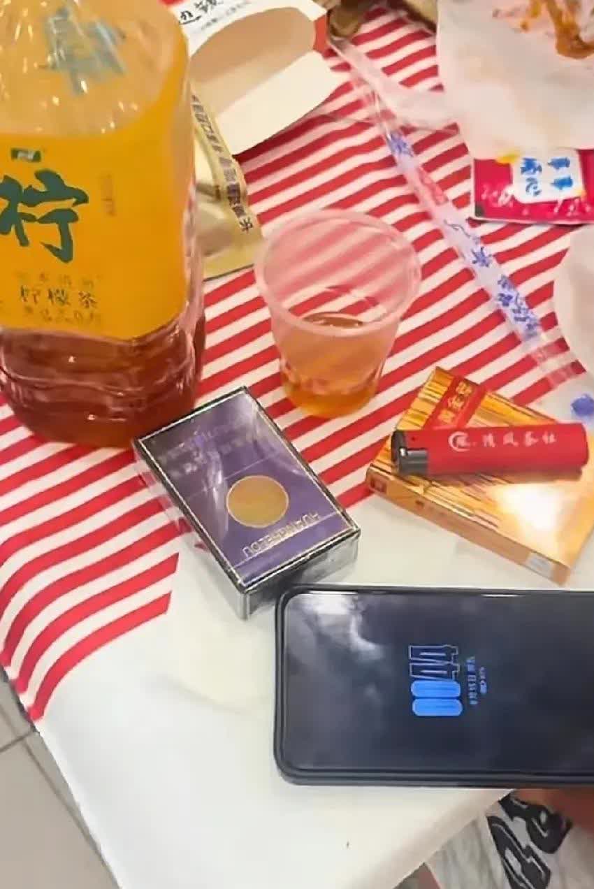 彻底解释不清了”湖北武汉，晚上7点多的时候，餐馆老板娘正在餐馆招呼客人，看到一名