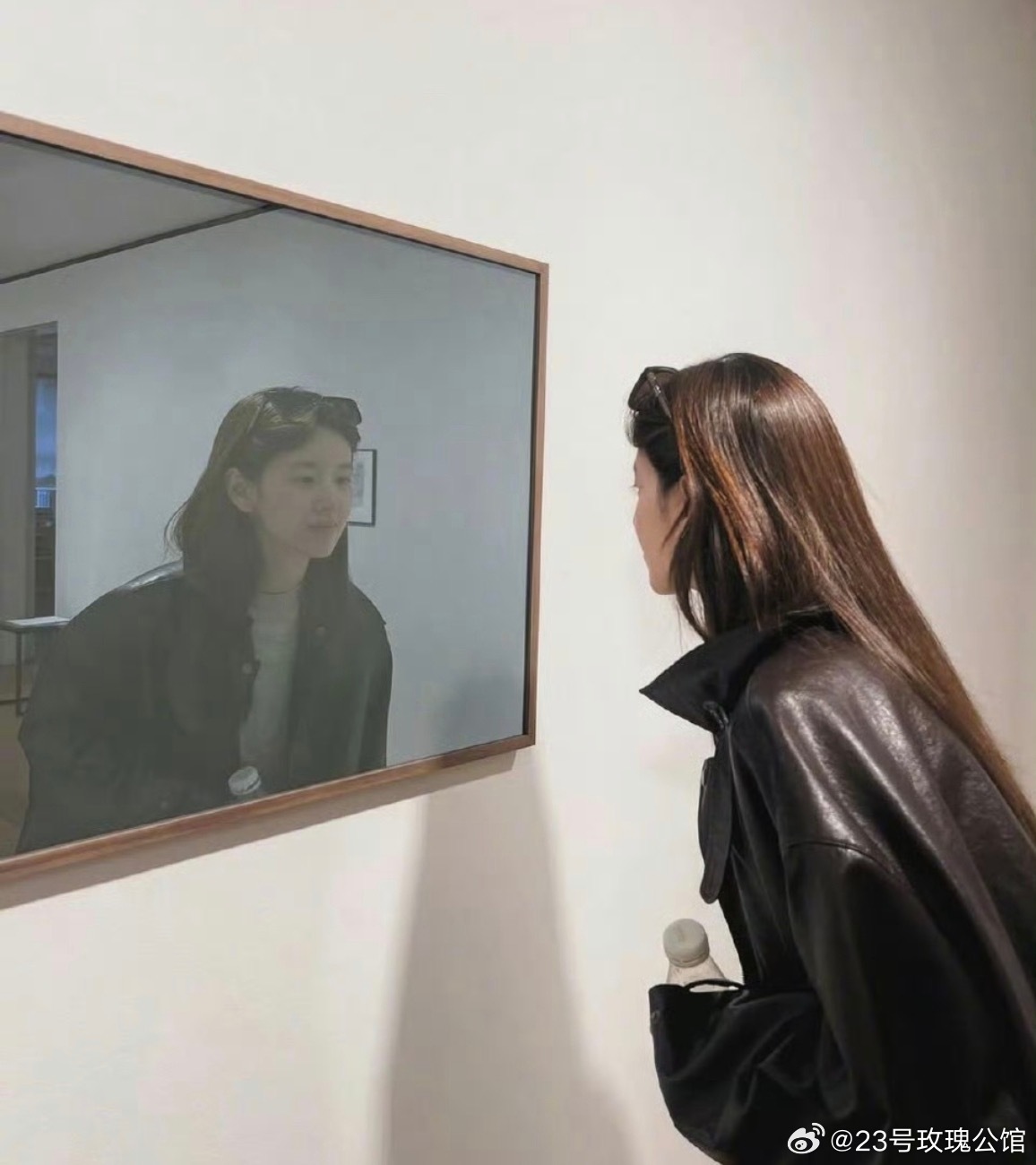 章泽天晒逛展照片，素颜对镜大笑，状态很松弛。
