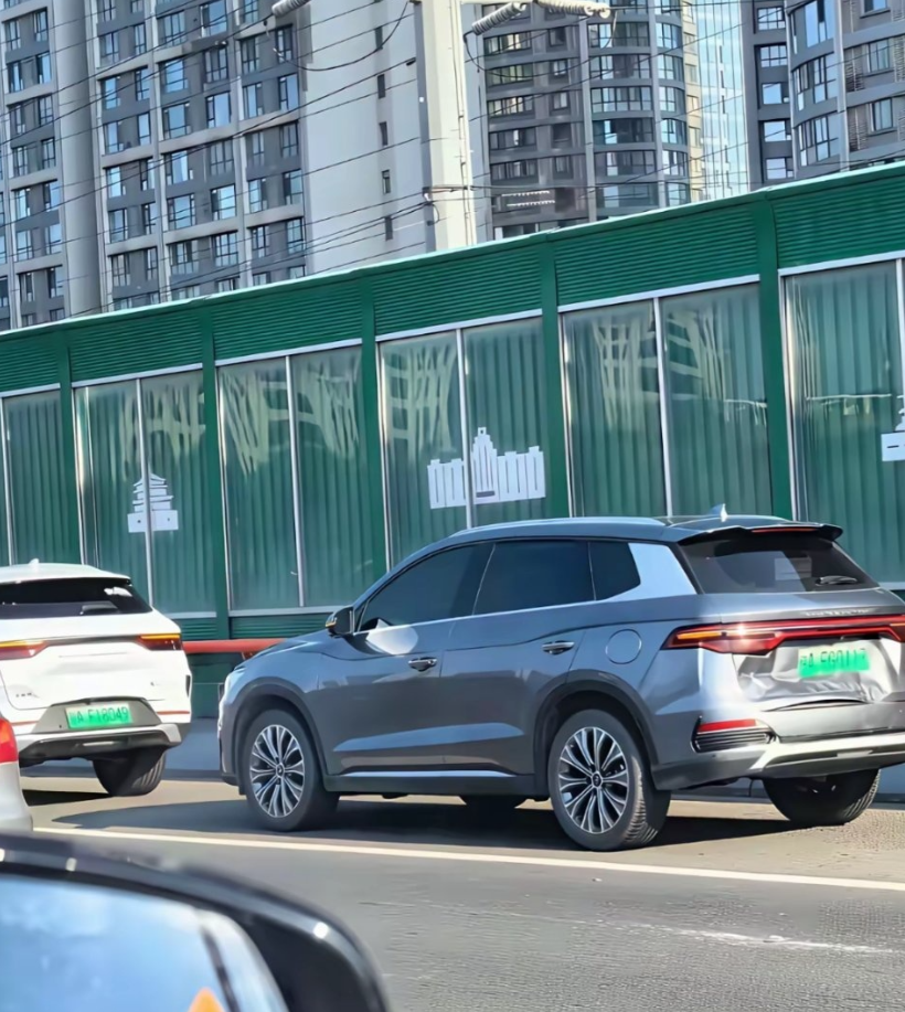 以前开燃油车时候，一旦剐蹭了，大家伙一定会赶紧去修车。可现在开新能源汽车，一旦
