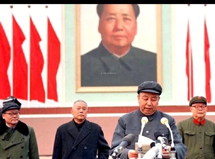 这是1977年党的第十一次全国代表大会会场，华主席作报告的动人画面。