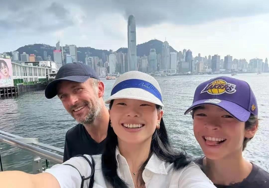 超模吕燕一家三口旅行，13岁的儿子混血感十足，高大帅气，吕燕气质也越来越好了，事