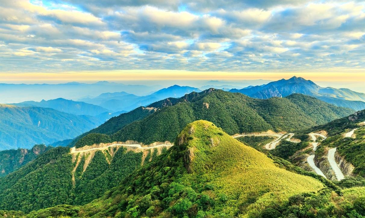 南岭巍峨支脉，骑田岭层峦叠嶂横亘天地间。群山连绵起伏，林海苍翠铺展山野，云雾时常