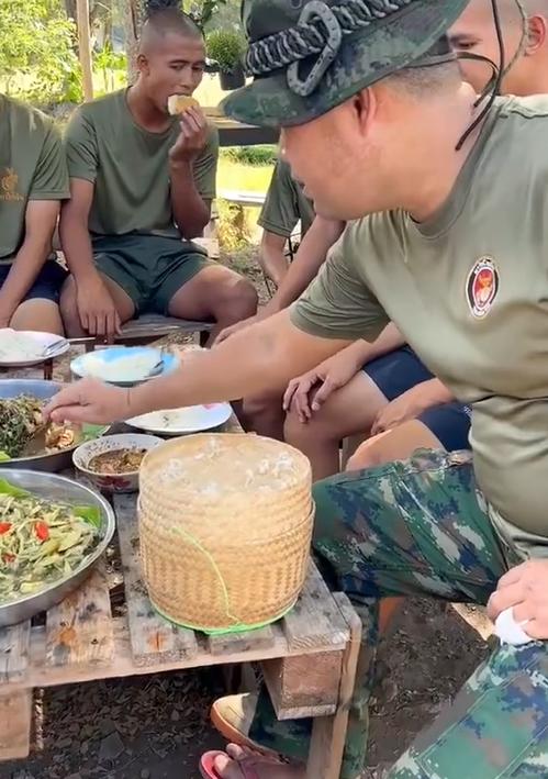 泰国陆军一个步兵班的的午餐：一盘炖鲶鱼、一盘竹笋炒五花肉，虽然不是很丰盛，但是总