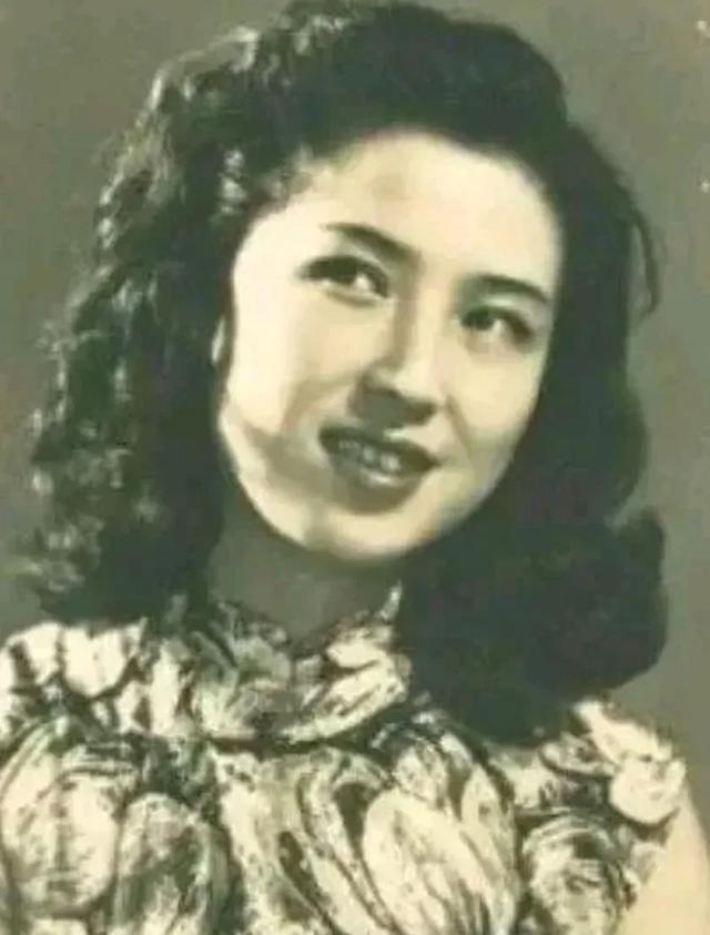 1936年，香港。一场欢愉后，一男子抚着余婉君的酥胸，眼神闪烁：“你丈夫不是王亚