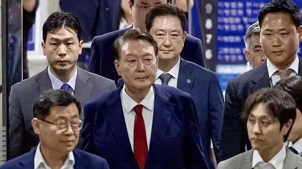 谁来判定尹锡悦的未来？7月13日消息，韩国法律界认为，判尹锡悦犯叛国罪和内乱罪