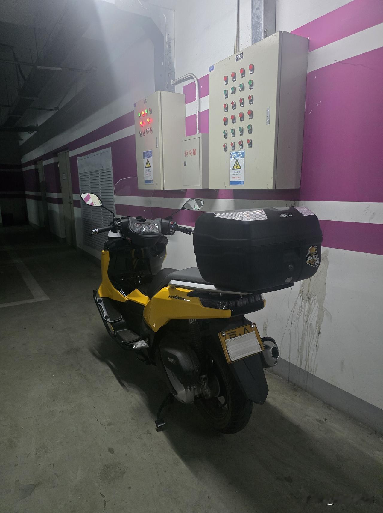 北京的摩友就是有素质，都挡上了还停车位上一看就是守规矩的地道老北京北京骑行新规