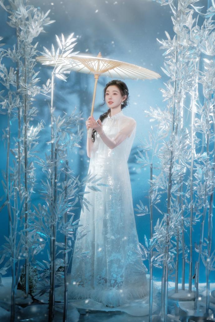 宋轶东方美宋轶这种东方美人的气质太稀缺了，一身温婉装扮配简单马尾，往那儿一站就