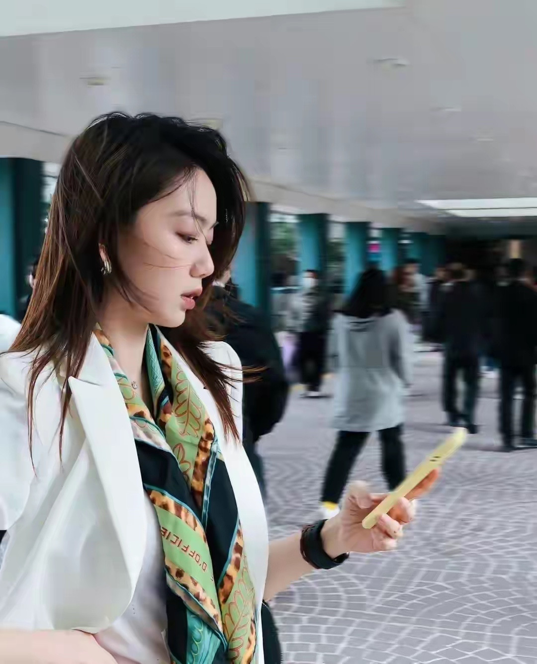 26岁的冯禧现身香港铜锣湾，一身利落白西装的模样被路人偶遇拍下，不少网友盯着照片连连惊呼，完全没认出