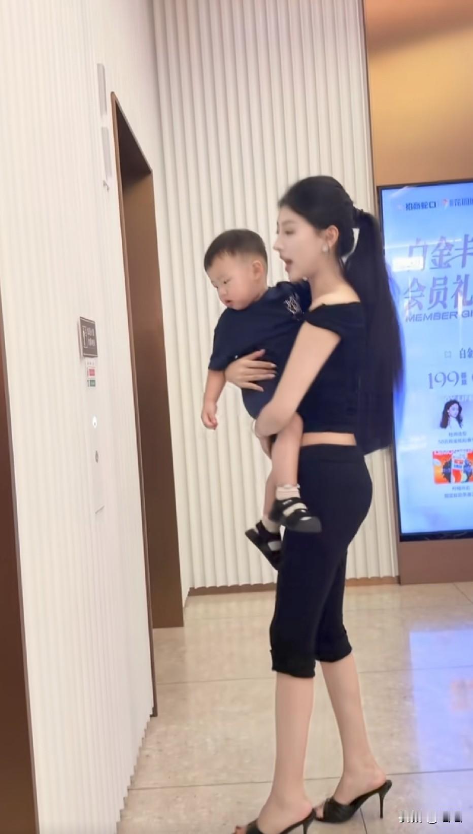 小孩长相像他爸