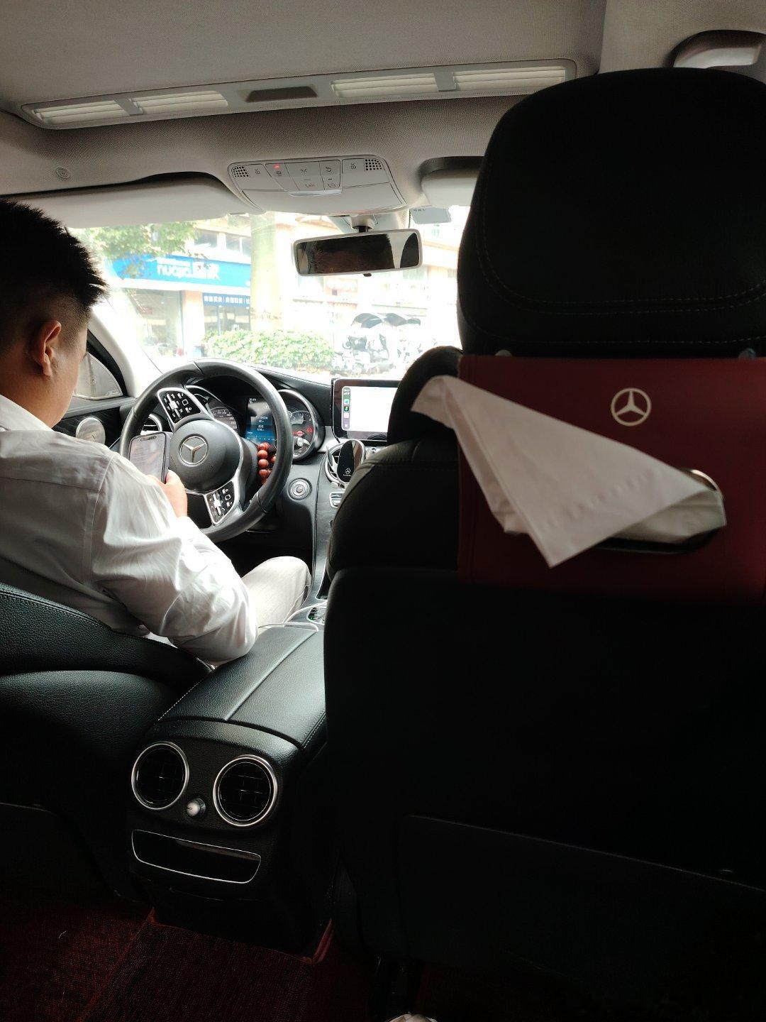 上次是宝马和凯迪拉克，最近是红旗和大奔😂​
