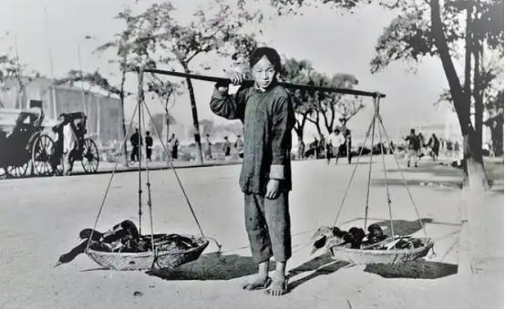 清朝，有个农妇去卖鸡蛋，走到半路被一群土匪糟蹋了，完事了，她见篮子里的鸡蛋还好端