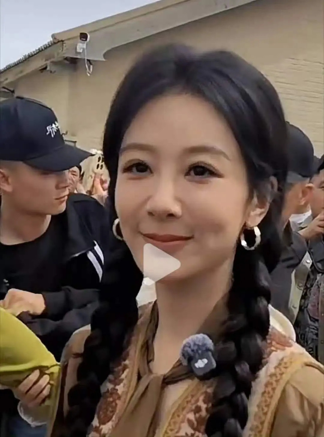 杨紫自己带灯了也没啥作用，少去线下吧，路人可不会给精修了再发出来😂