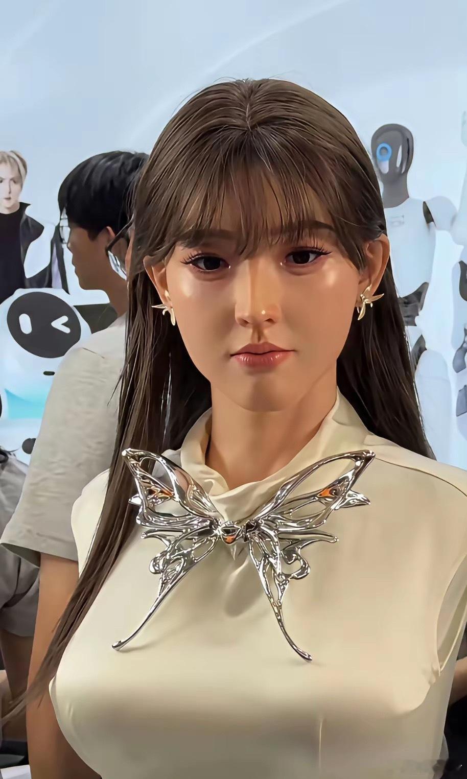 18万的人形机器人，会眨眼会转头，你会买么？仿生女性机器人女性人形机器人