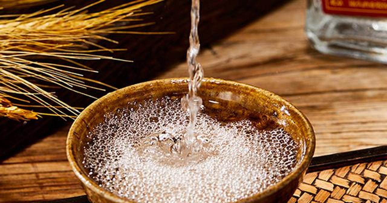 医生发现：那些经常喝点白酒的人，到70岁后，很多都出现这些情况"老张头，您这手