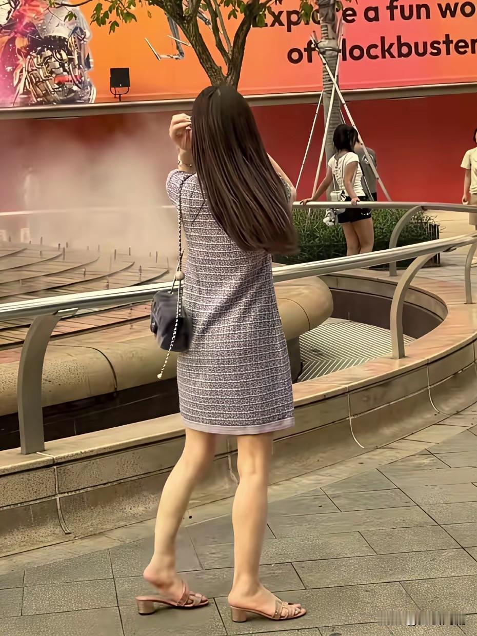 郭富城妻子方媛穿着爱马仕的拖鞋，和朋友孩子逛迪士尼乐园！话说这种爱马仕经典O