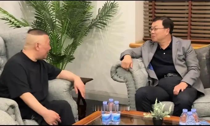 【郭德纲被中国驻津巴布韦大使接见，海外巡演大放光彩，你怎么看？】近日，德云社在