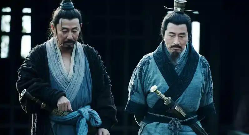 萧何哄骗韩信入宫，导致韩信被吕后所杀。事后，萧何获得刘邦封赏，门客召平说：“我看