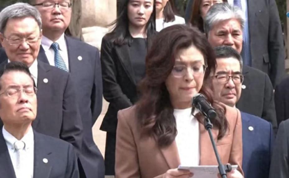 台湾归家的脚步更近了！历史性一刻重磅落地！郑丽文率团拜谒中山陵！不少网友看完