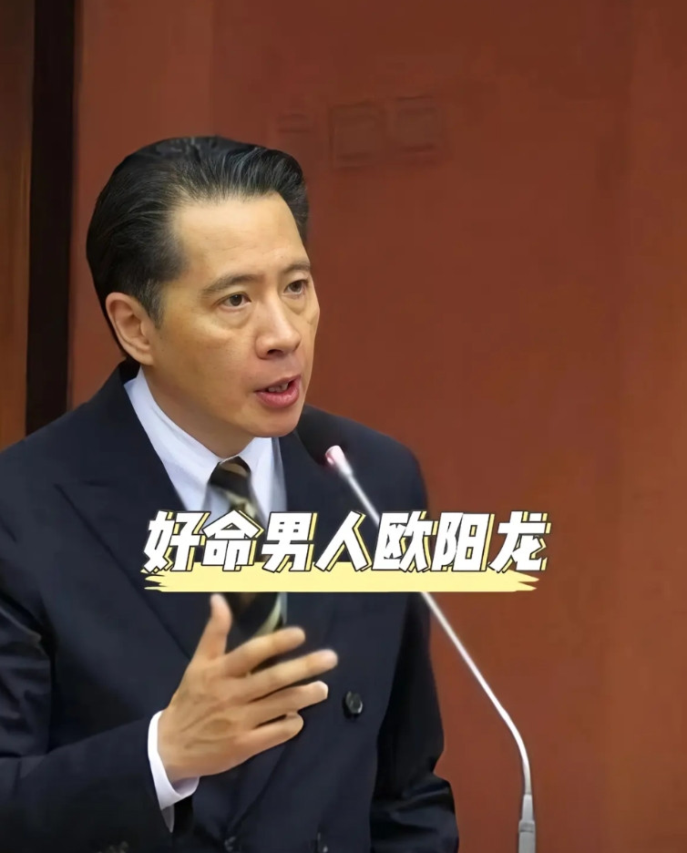 现在全网最尴尬的人应该是欧阳龙吧！二女儿欧阳娜娜在内地混的顺风顺水，小女儿欧