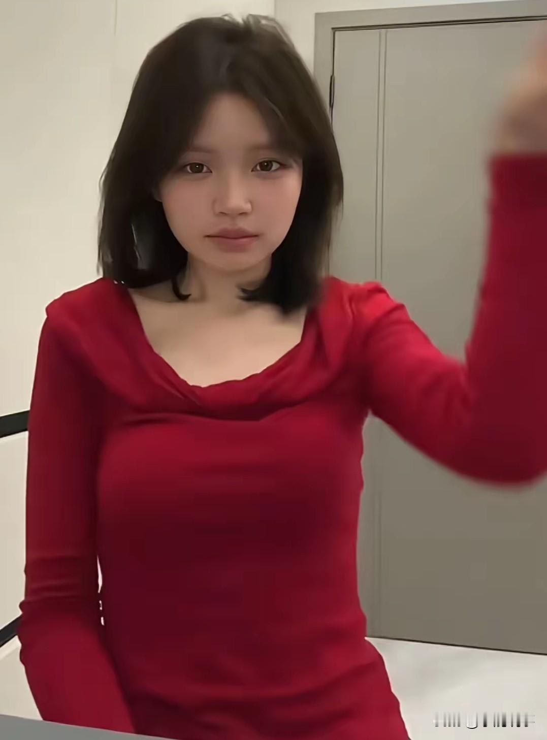 很多人不知道，这次走红的乩童小姐姐，原本就是一位小有名气的网红，平时打扮精