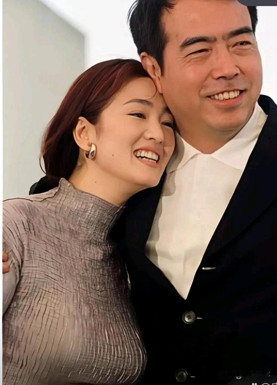 这张合影真温馨，幸福的像两口子……今天，在网上看到陈凯歌和巩俐同框合影，感慨