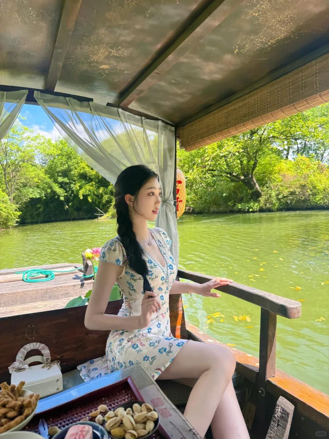 坐乌篷船游江南真的像闯进古画里了！宝子们！这才是夏天该有的打开方式吧🌿