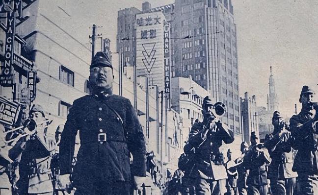 1937年12月13日，一个日本军官在大连“庆祝攻占南京大捷”会上，正在伸直头鞠