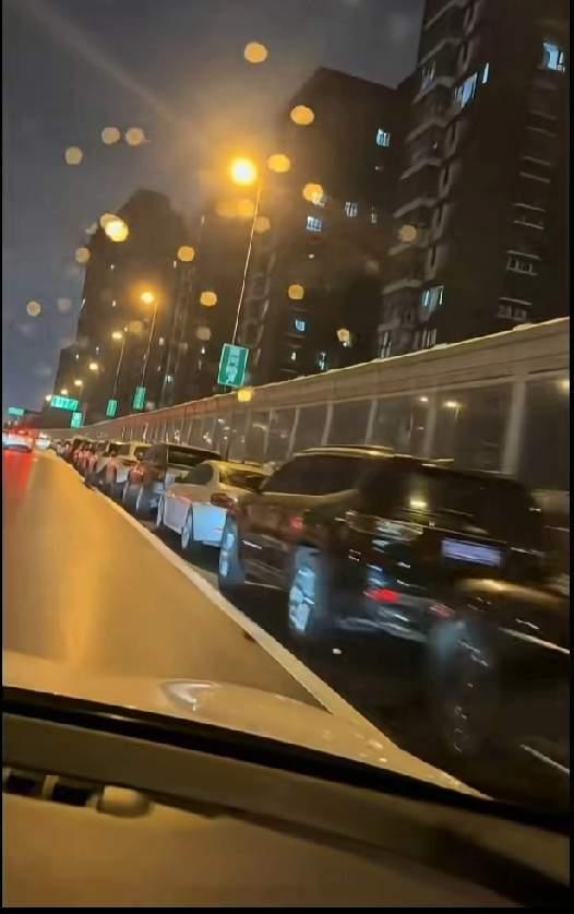 明天郑州要有大暴雨，这高架上啊，全是私家车，密密麻麻的。车主们心里那叫一个纠结，