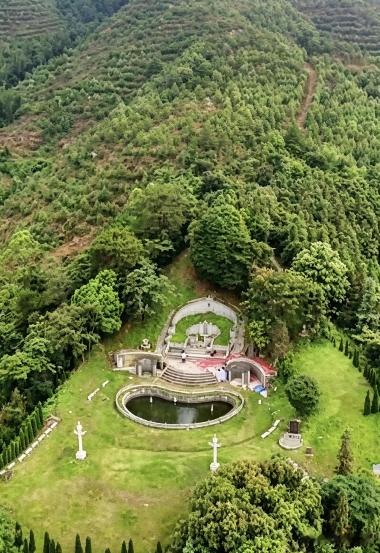 坐实朝空与坐空朝满：山地属阴、平洋属阳，阴阳格局用法截然相反。山地讲究坐实朝